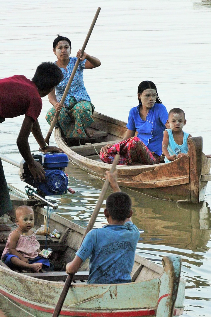 Menschen am Irrawaddy-Fluß