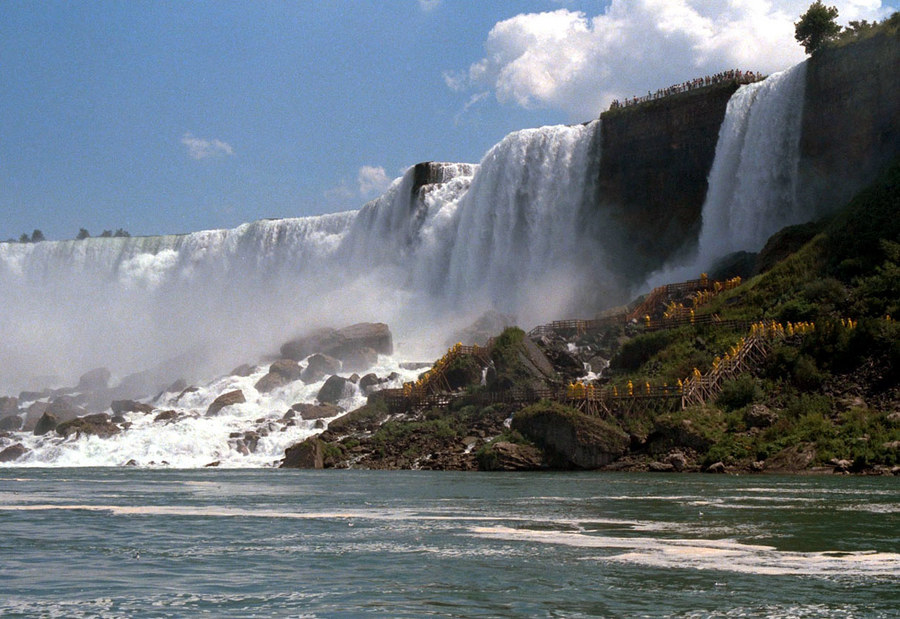 Menschen am Niagara-Fall