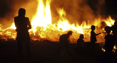 Menschen am Osterfeuer