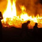 Menschen am Osterfeuer