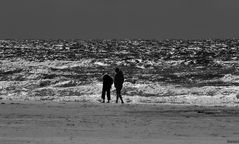 menschen am strand ...