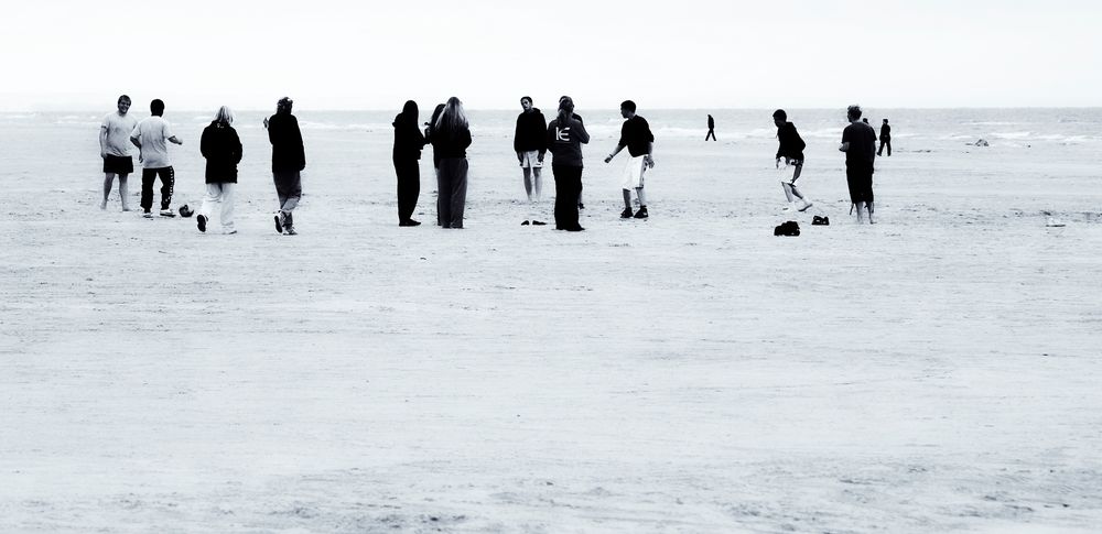 menschen am strand ..