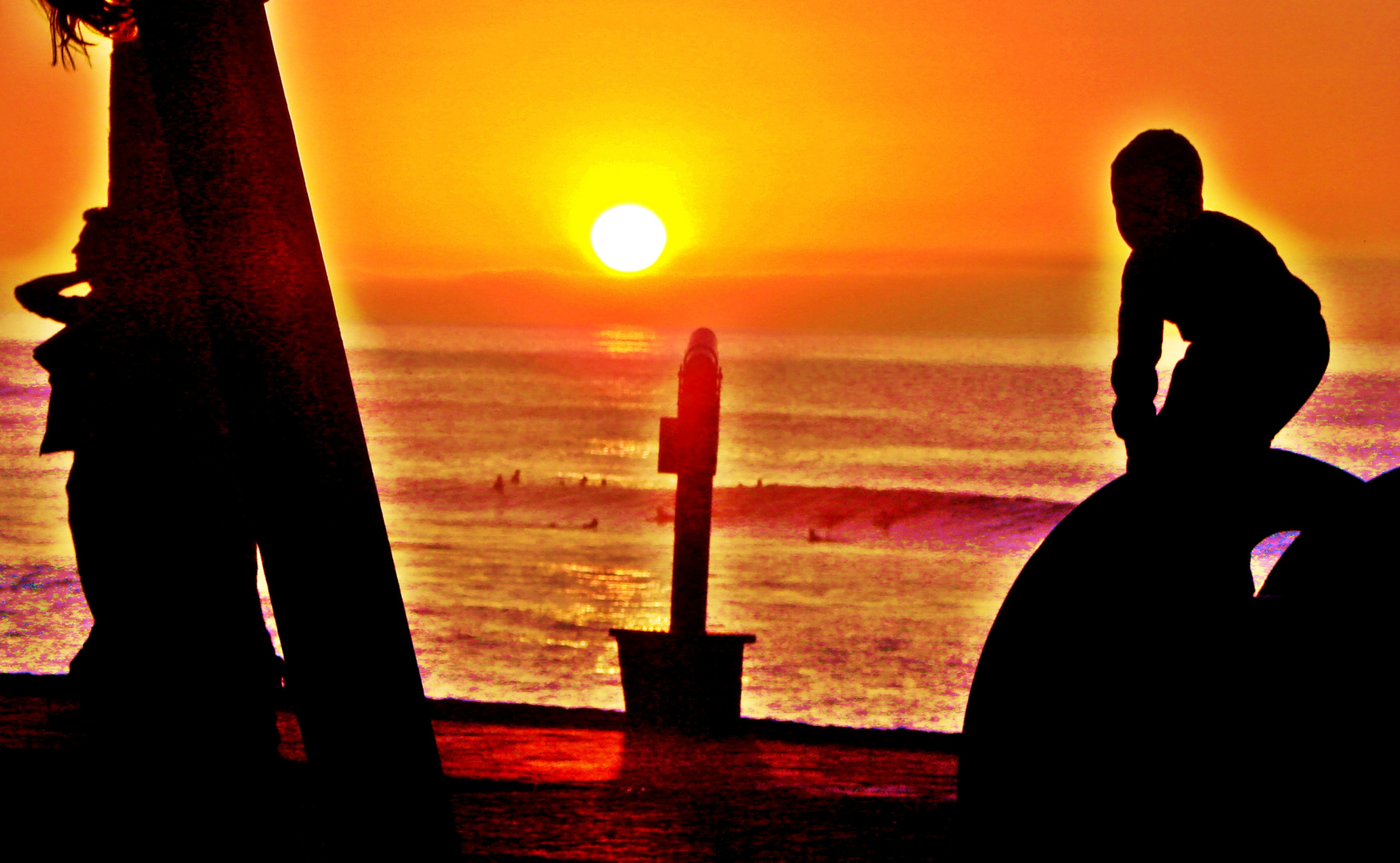 Menschen am Strand beim Sonnenuntergang auf Teneriffa