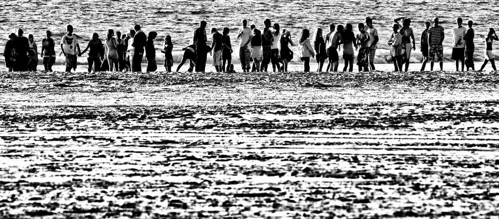 menschen am strand in dänemark ...