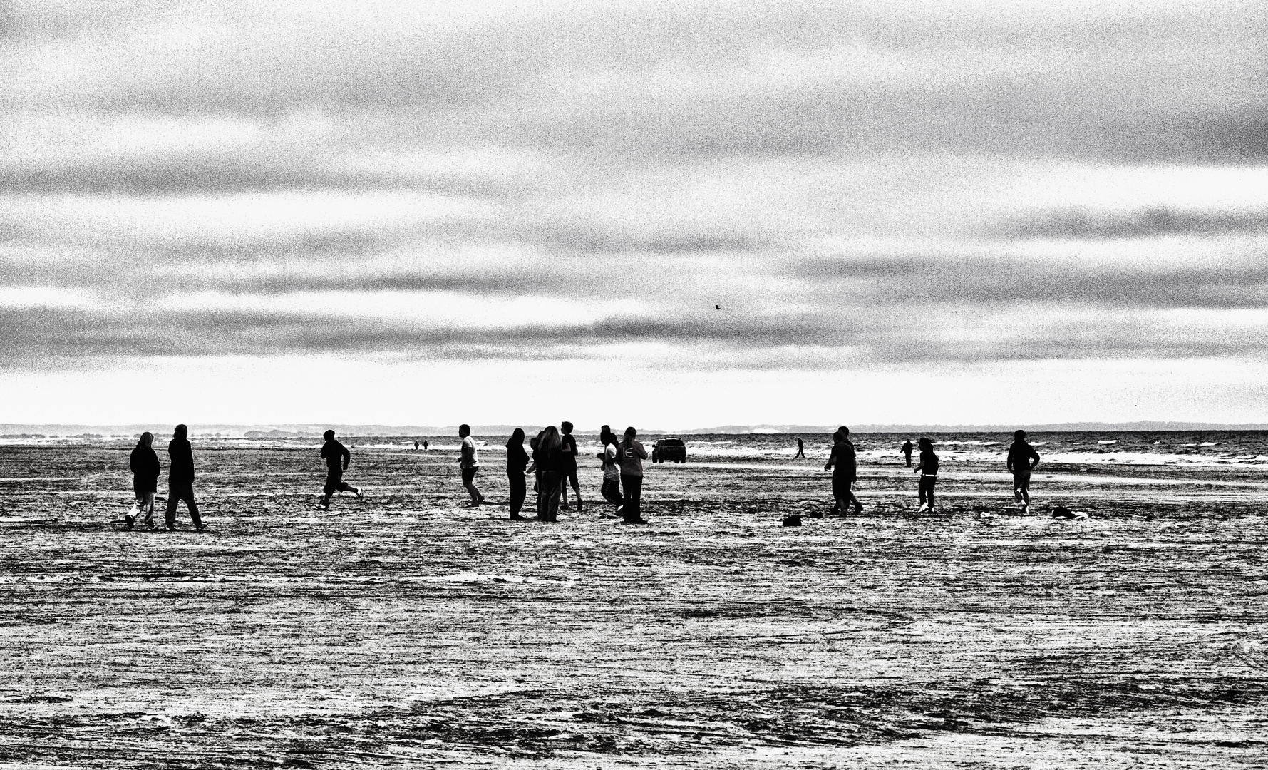 menschen am strand in dänemark .