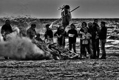 menschen am strand in dänemark ..