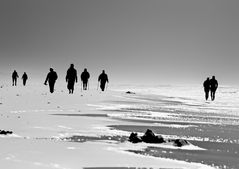 menschen am strand in dänemark ...