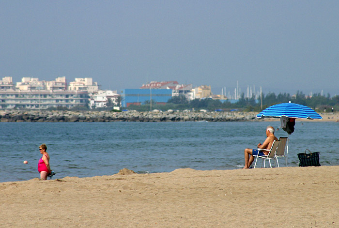 Menschen am Strand - Miteinander/Auseinander ?