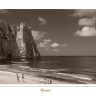 Menschen am Strand von Etretat