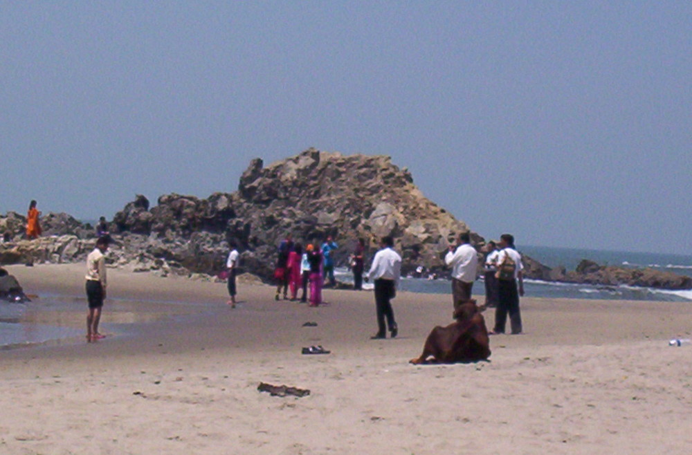Menschen am Strand von Vagator Goa
