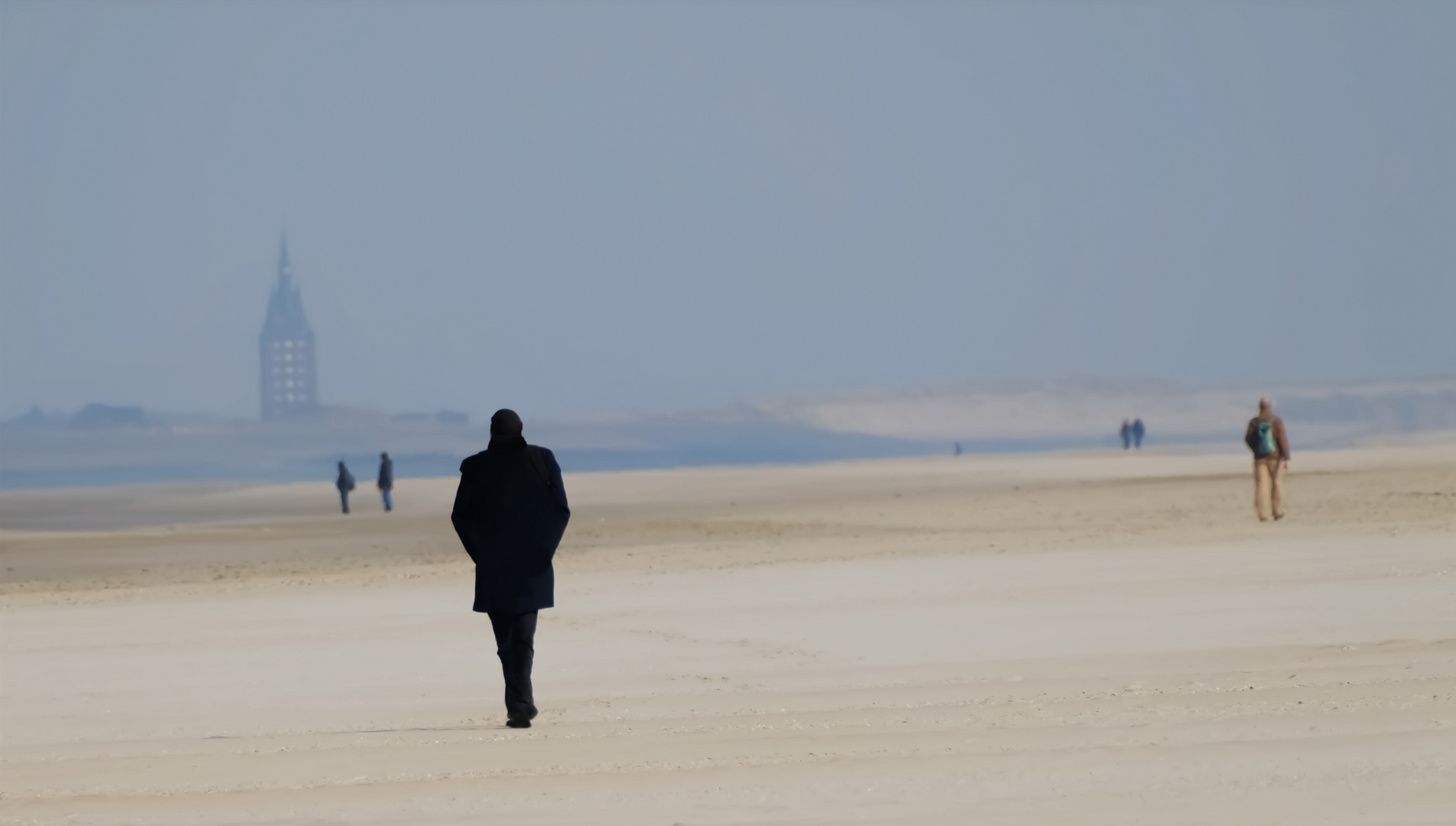 Menschen am weiten Strand