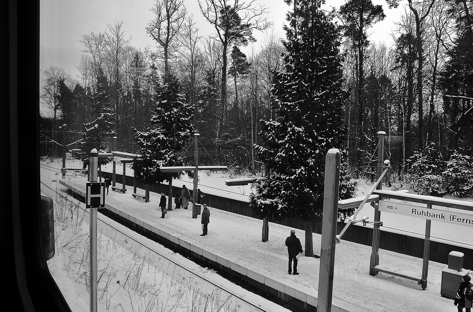 Menschen an der Haltestelle oder warten im Schnee...