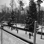 Menschen an der Haltestelle oder warten im Schnee...