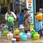 Menschen an öffentlicher Wasserstelle in Südindien