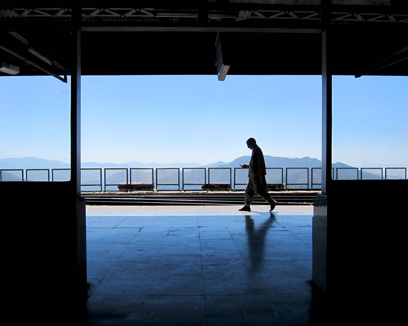 Menschen auf Bahnhöfen