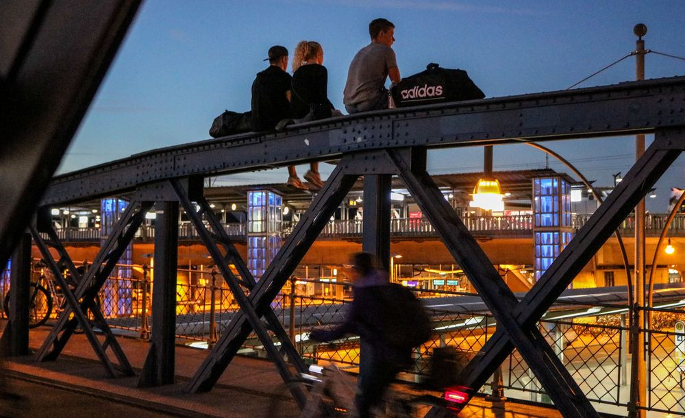 Menschen auf Bruecke FR 2016