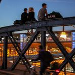 Menschen auf Bruecke FR 2016