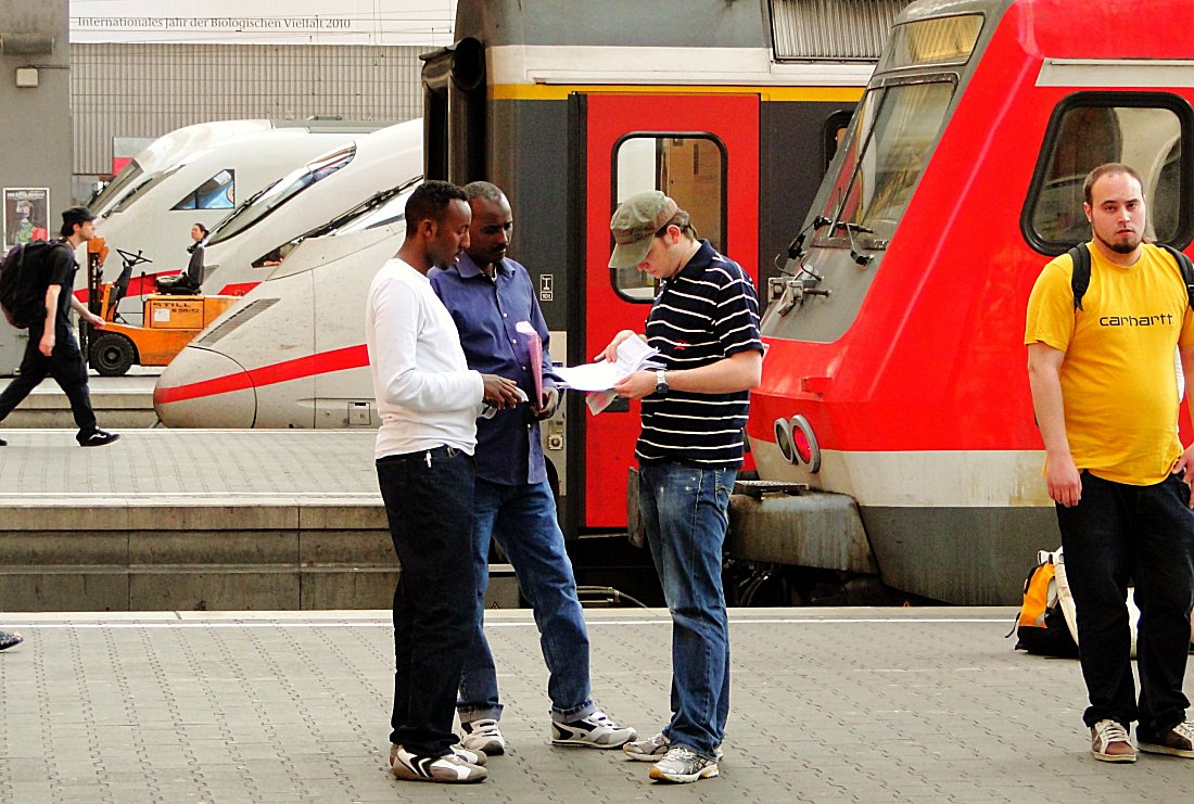 "Menschen auf dem Bahnhof - Wo geht´s lang?", München Hbf, 28.06.2010