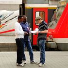 "Menschen auf dem Bahnhof - Wo geht´s lang?", München Hbf, 28.06.2010