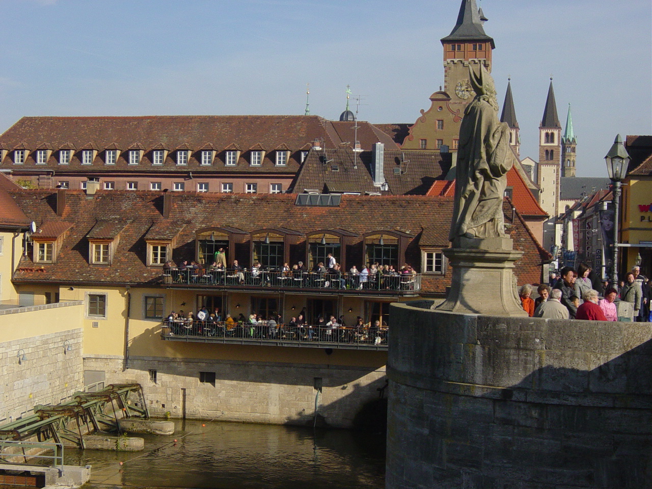 Menschen auf dem Balkon