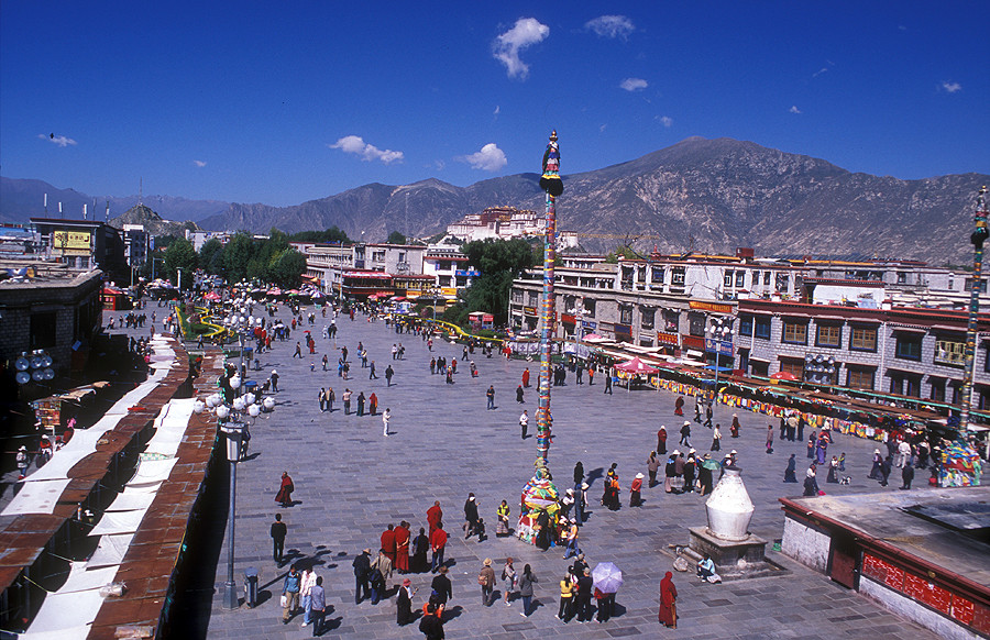 Menschen auf dem Jokhang Vorplatz, Lhasa