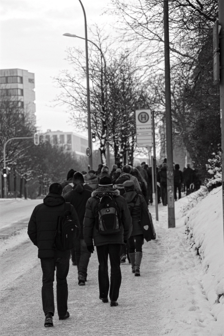 Menschen auf dem Weg zur Maloche