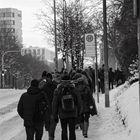 Menschen auf dem Weg zur Maloche