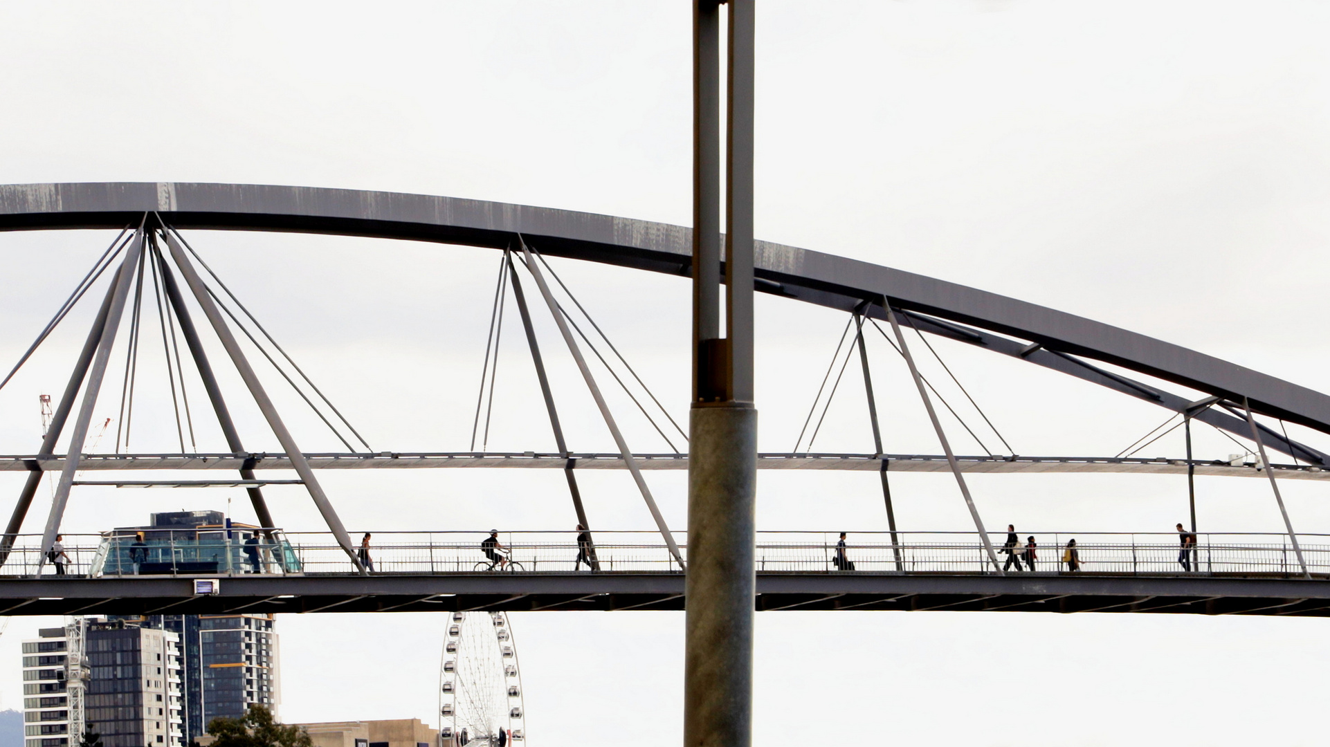 Menschen auf der Brücke