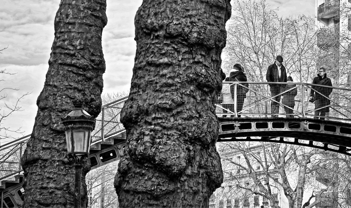 Menschen auf der Brücke