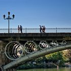 ... Menschen auf der Brücke ...