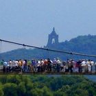 Menschen auf der Brücke