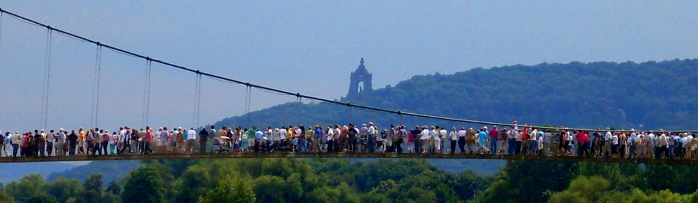 Menschen auf der Brücke