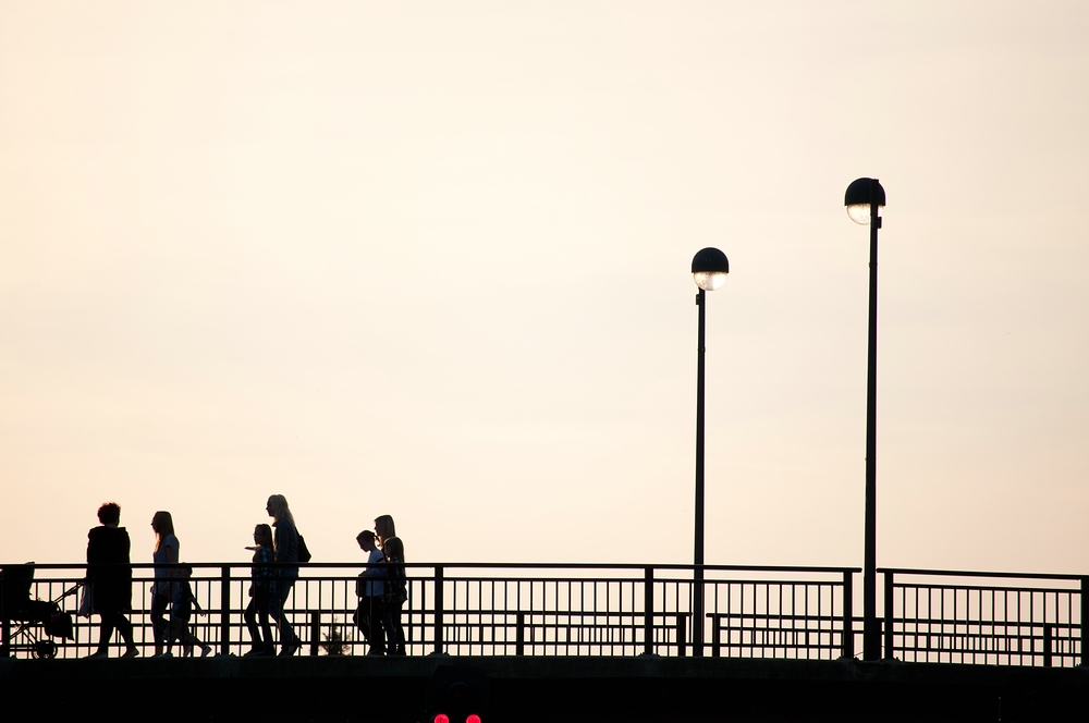 Menschen auf der Brücke