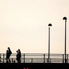 Menschen auf der Brücke