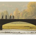 Menschen auf der Brücke ohne Geländer