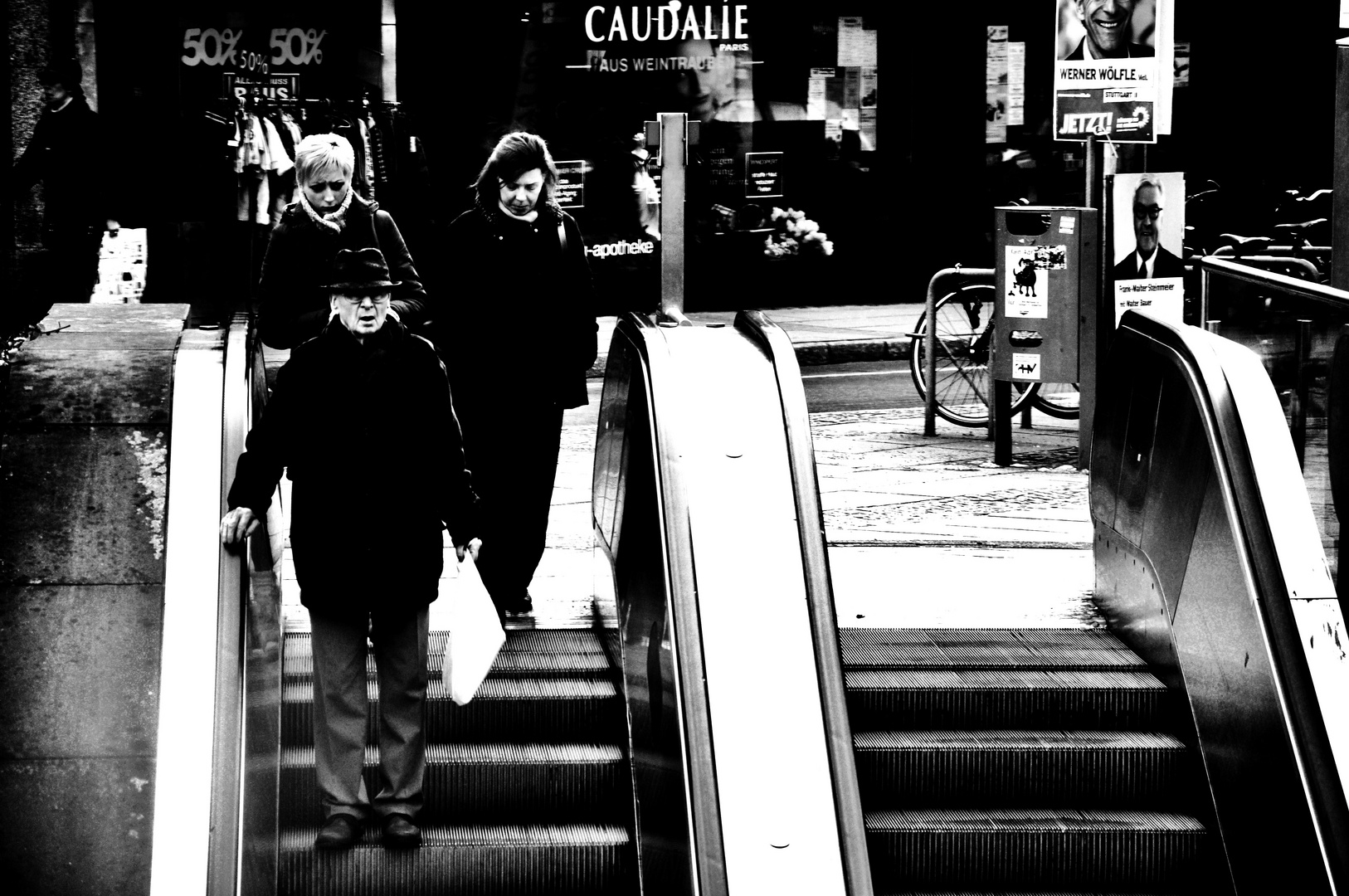 Menschen auf der Rolltreppe