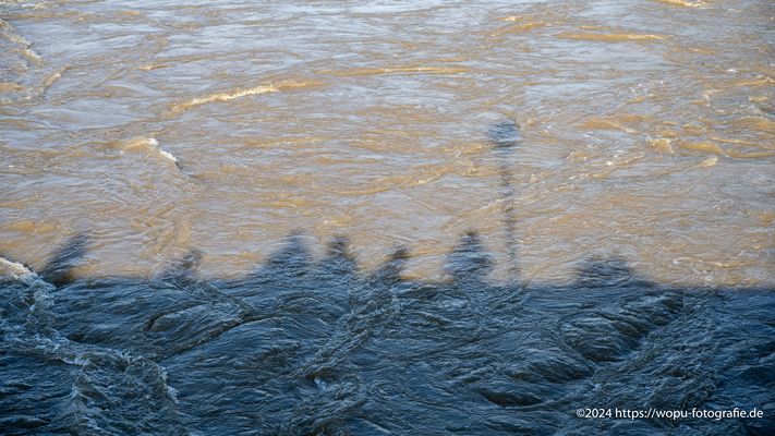 Menschen auf der steinernen Brücke in Regensburg