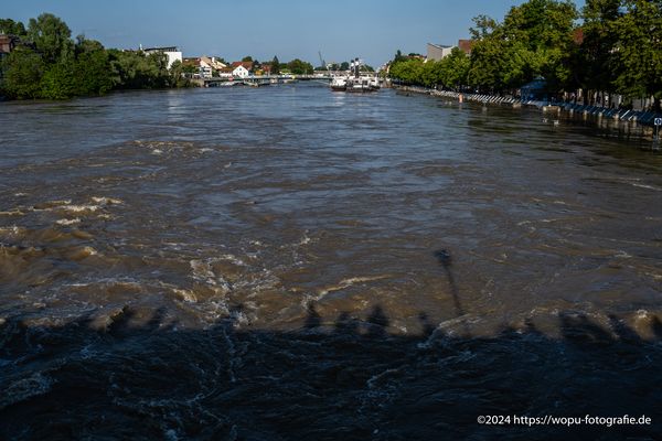 Menschen auf der steinernen Brücke in Regensburg