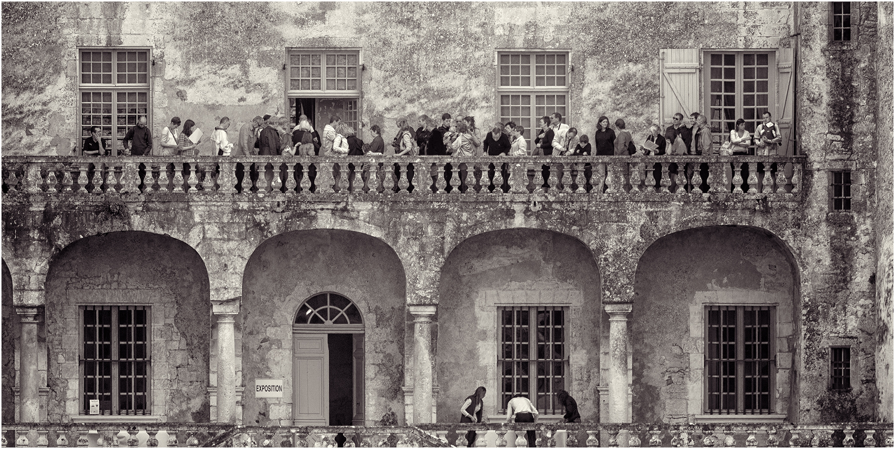 Menschen auf einem Balkon