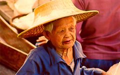 Menschen auf einem Markt in Thailand