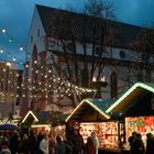 Menschen auf einem Weihnachtsmarkt