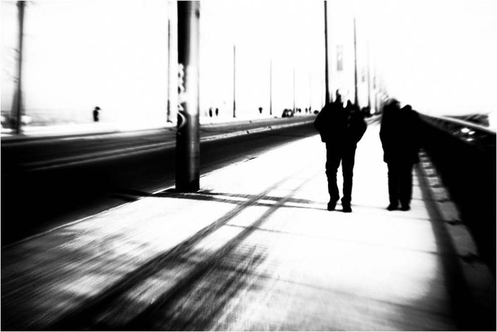 Menschen auf einer Brücke