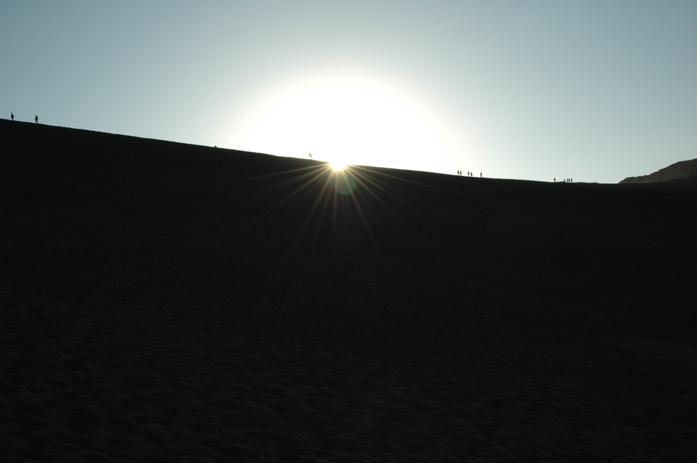 Menschen auf einer Düne / Atacama / Chile von Beatriz Schönstein-Wippel