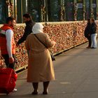 Menschen bei Schlössern auf Rheimnbrücke