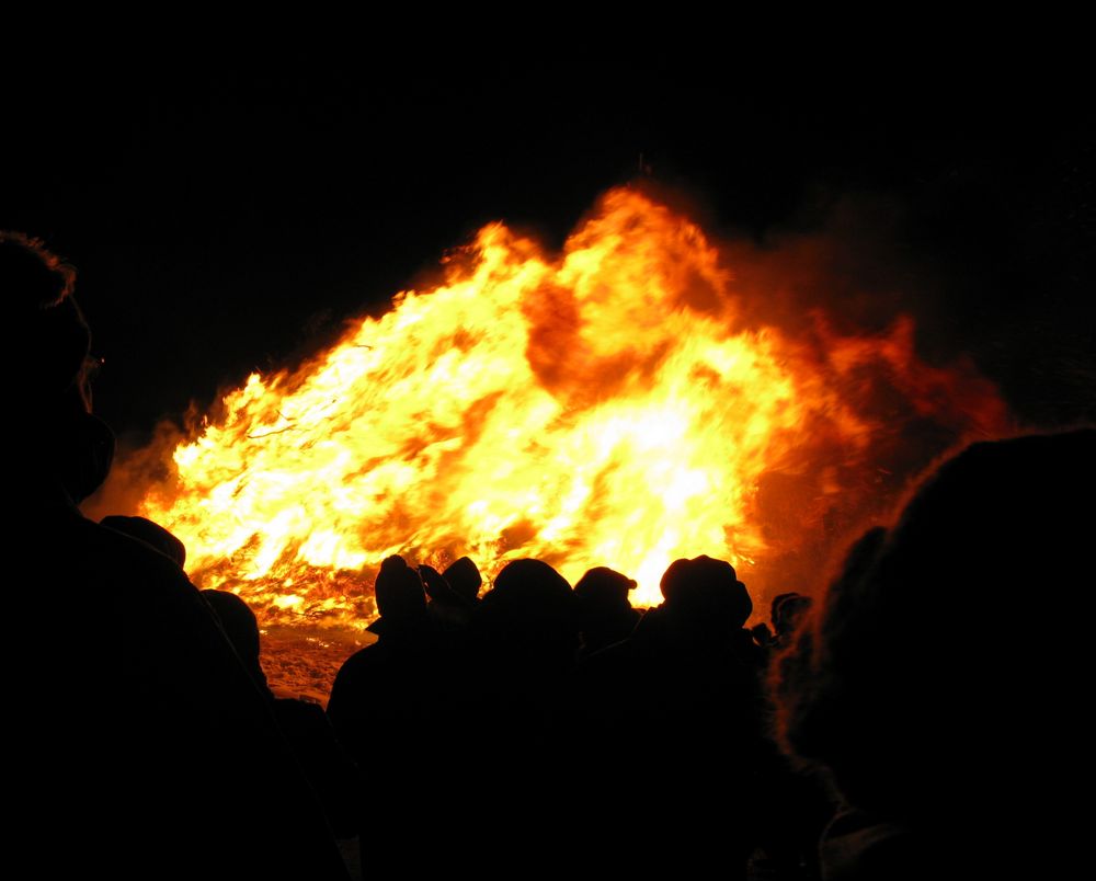 Menschen beim Biike-Brennen Februar 2011