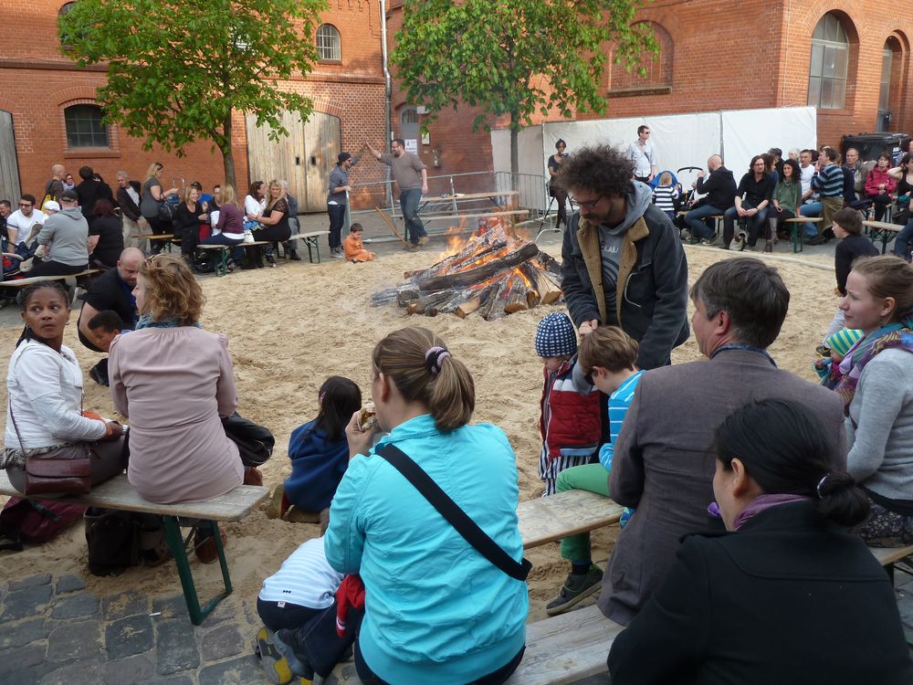 Menschen beim Osterfeuer von Inge S. K.