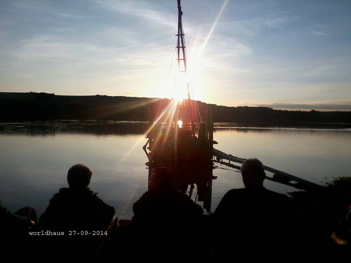 Menschen betrachten die Dilmun s auf dem wangenheimer Stausee