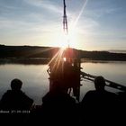 Menschen betrachten die Dilmun s auf dem wangenheimer Stausee