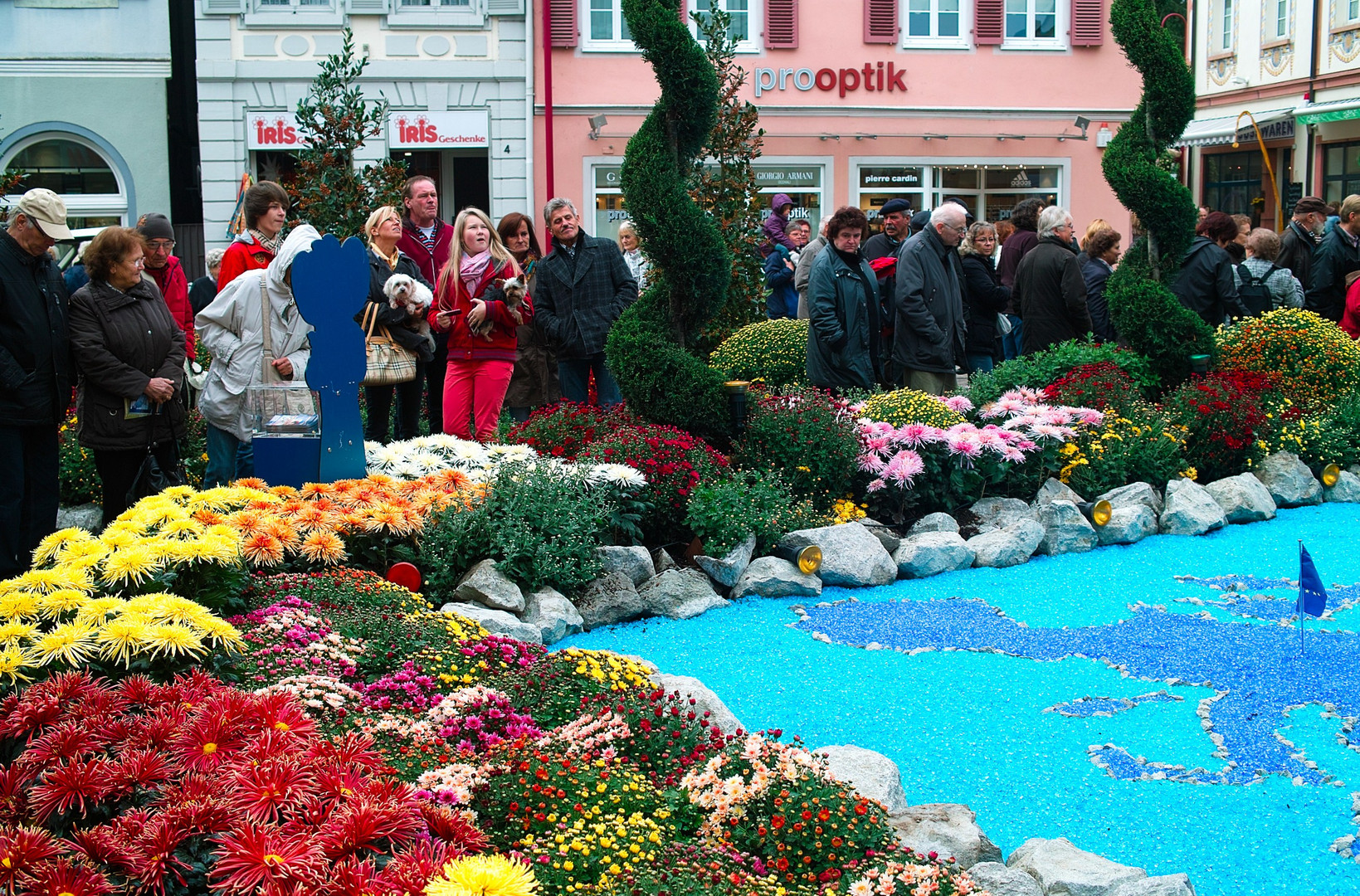 Menschen bewundern die herbstliche Blumenpracht