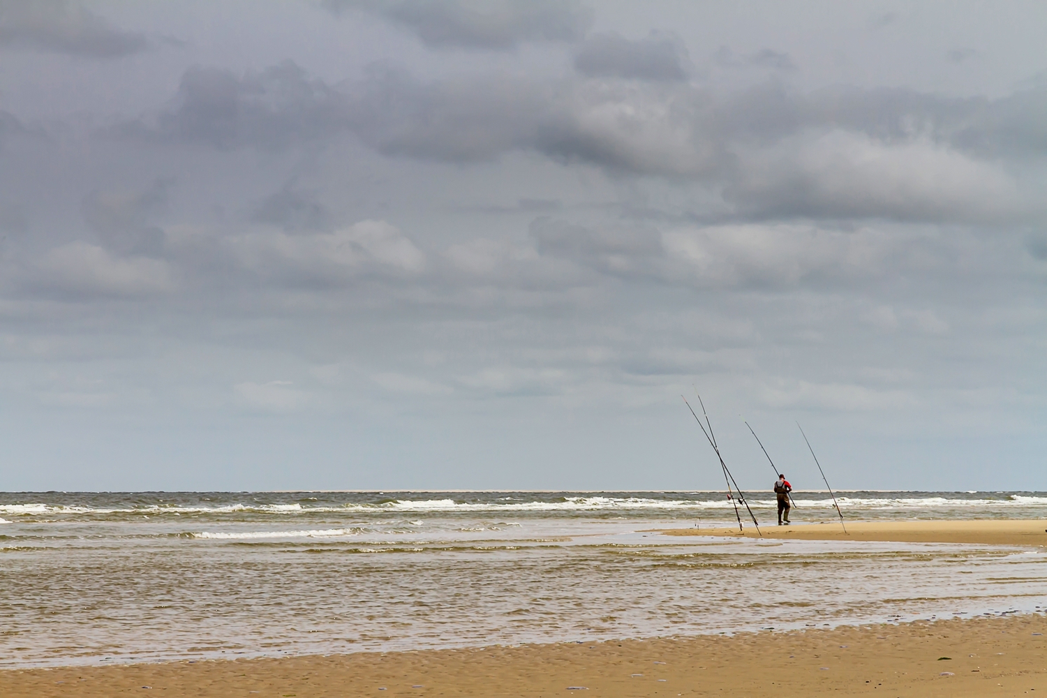 Menschen, die aufs Wasser starren